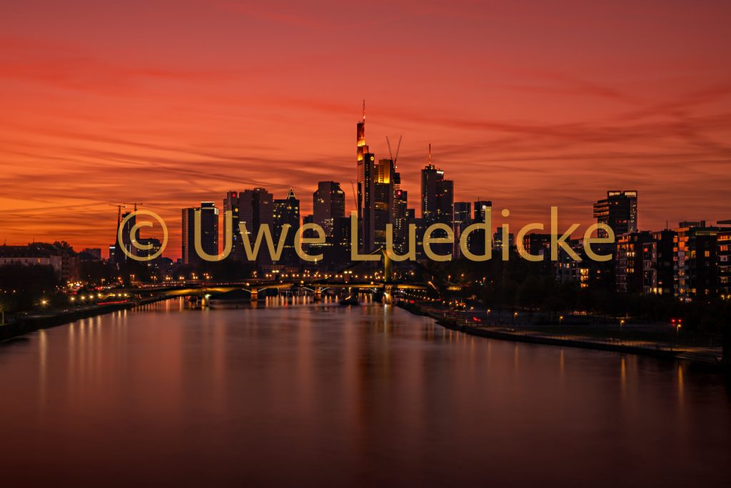 Frankfurter Skyline in der Blauen Stunde – Foto-Download