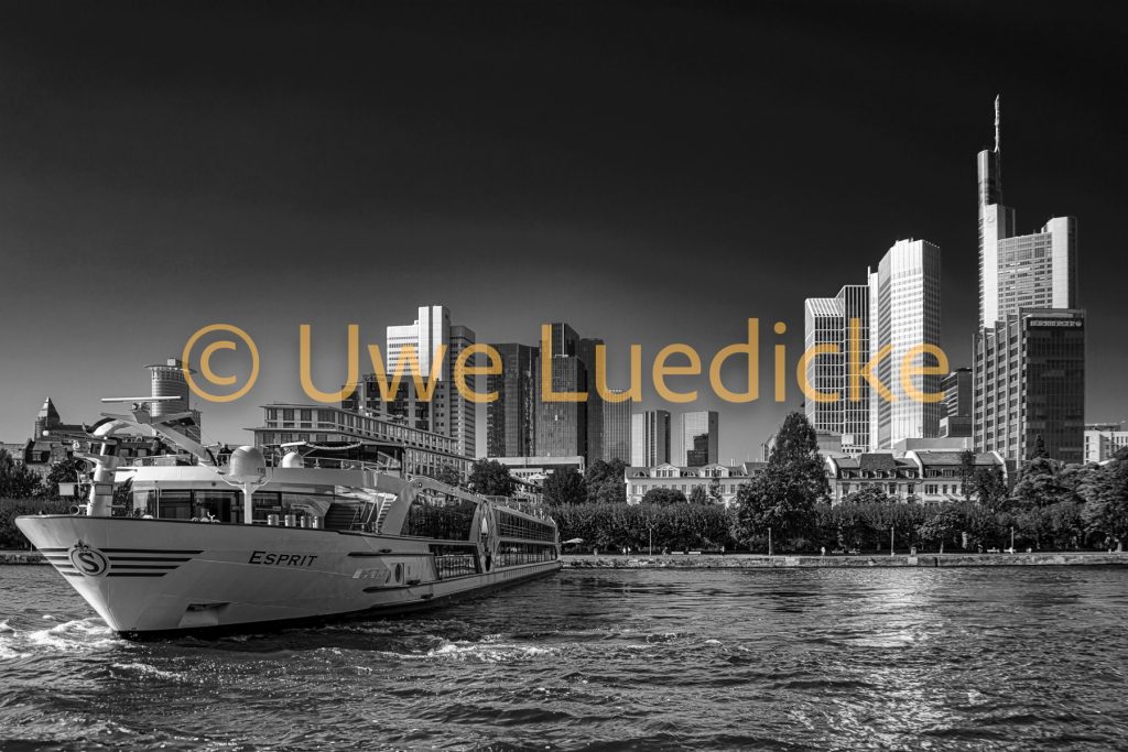 Frankfurter Skyline mit Flusskreuzfahrtschiff – Foto-Download (Schwarz-Weiß)