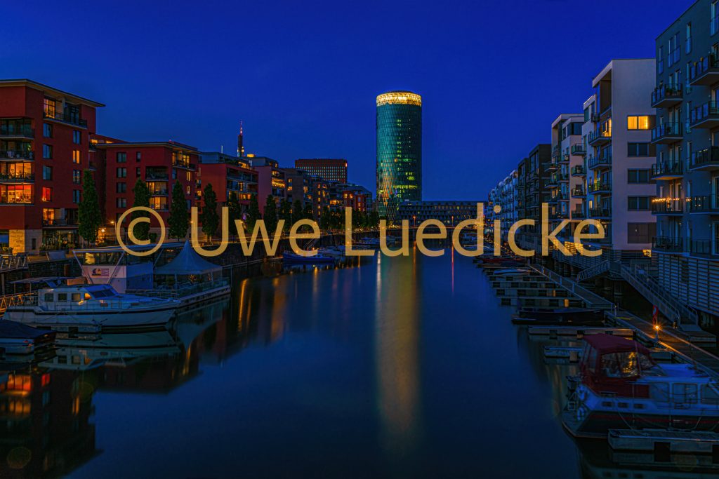 Westhafen Frankfurt in der Blauen Stunde – Foto-Download