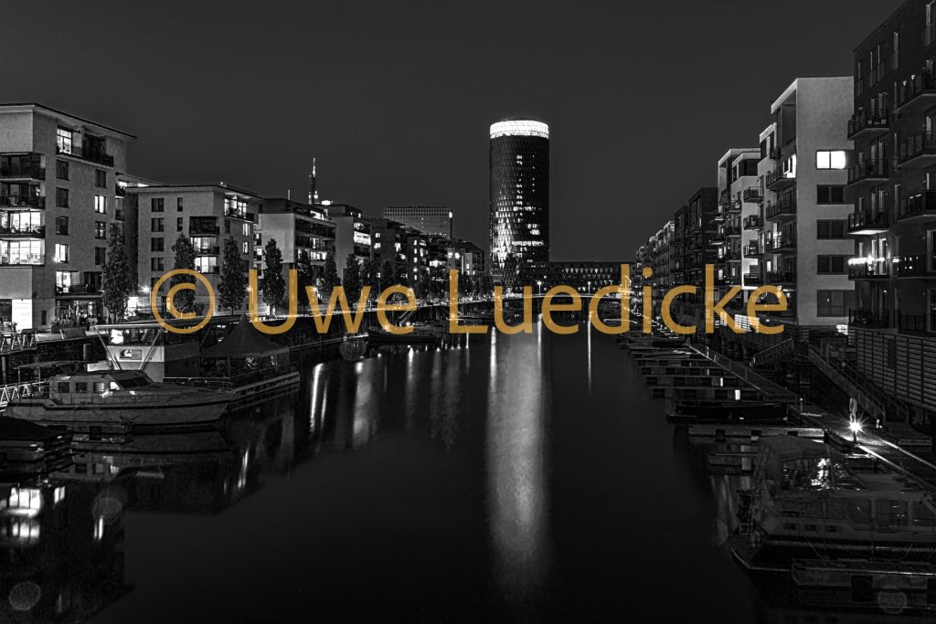 Westhafen Frankfurt bei Nacht (Schwarz-Weiß) – Foto-Download